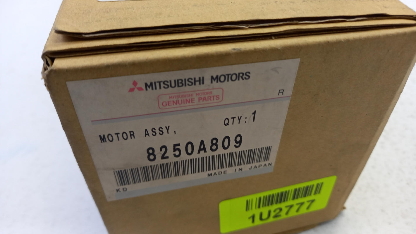 Original OE MITSUBISHI Wischermotor 8250A809