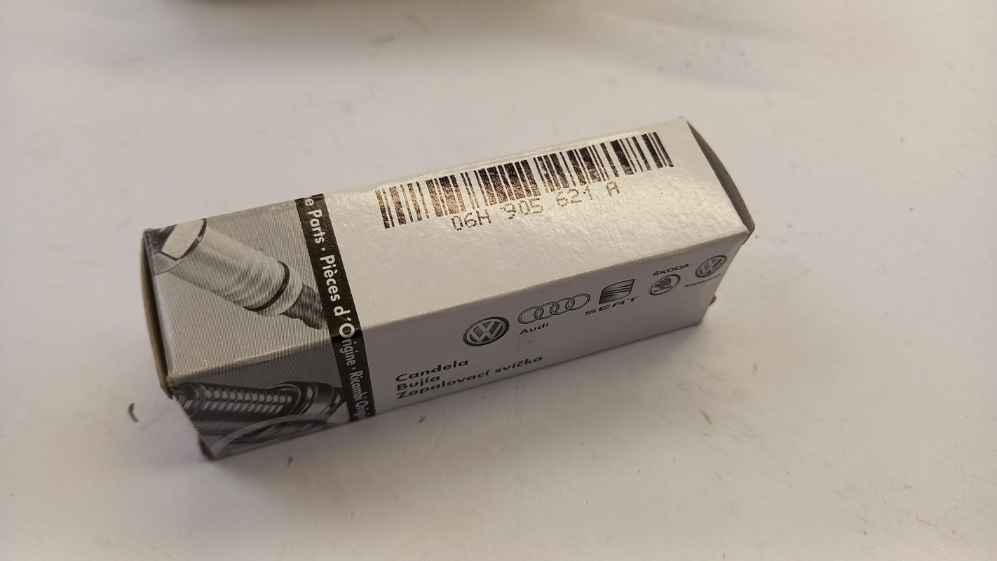 Original AUDI Q3 Q5 A1 A3 TT SKODA Superb VW Golf Passat Zündkerze 06H905621A