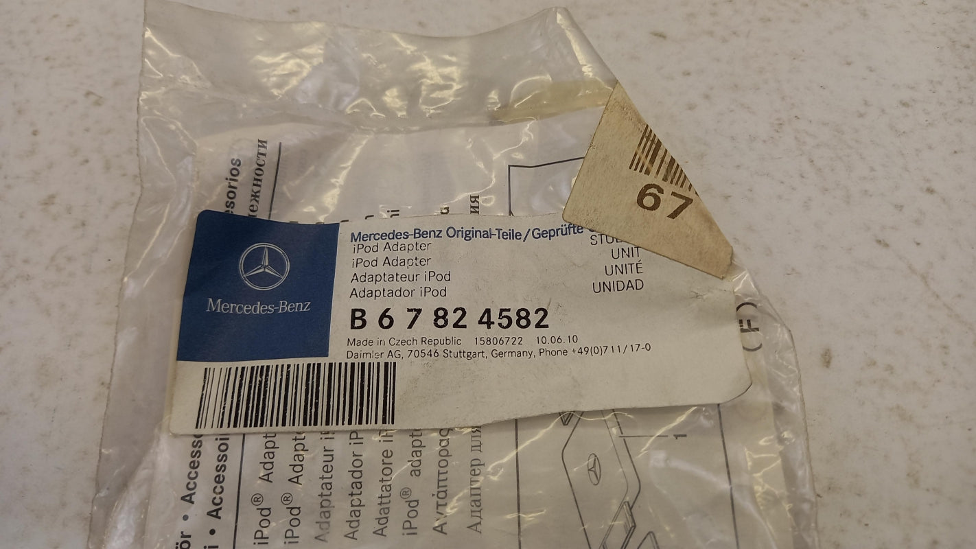 Original MERCEDES-BENZ iPod und iPhone Ladeadapter 12V-5V B67824582
