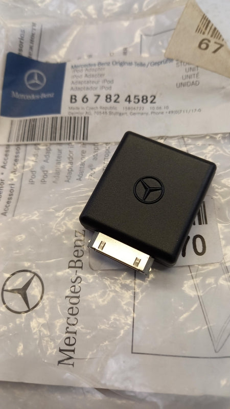 Original MERCEDES-BENZ iPod und iPhone Ladeadapter 12V-5V B67824582