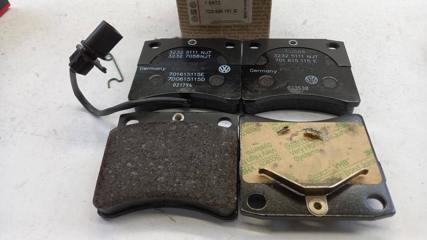 Original VW Transporter Bremsbeläge Bremsklötze mit Warnkontakt vorne 7D0698151C