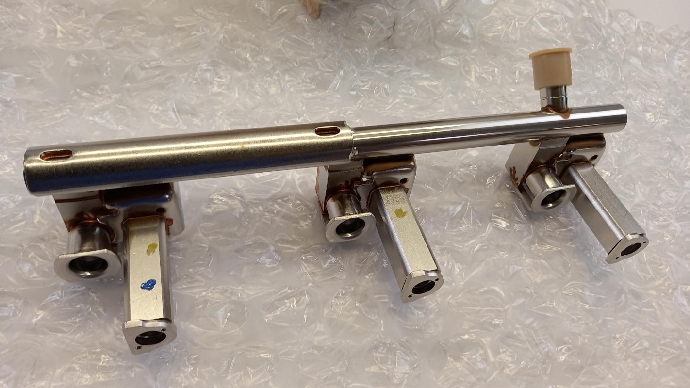 Original JAGUAR F-Pace X152 XF XJ X351 Kraftstoff Verteilerrohr Links AJ813750