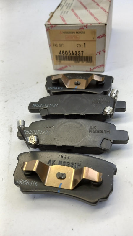 Original MITSUBISHI Lancer Outlander Bremsbeläge 4605A337