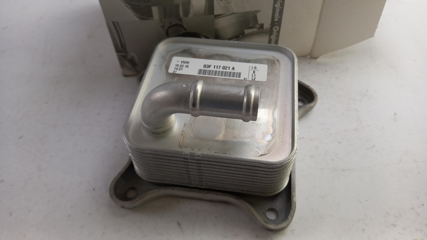 Original AUDI A1 A3 VW Golf Polo Touran SKODA Fabia 1.2 Motorölkühler 03F117021A