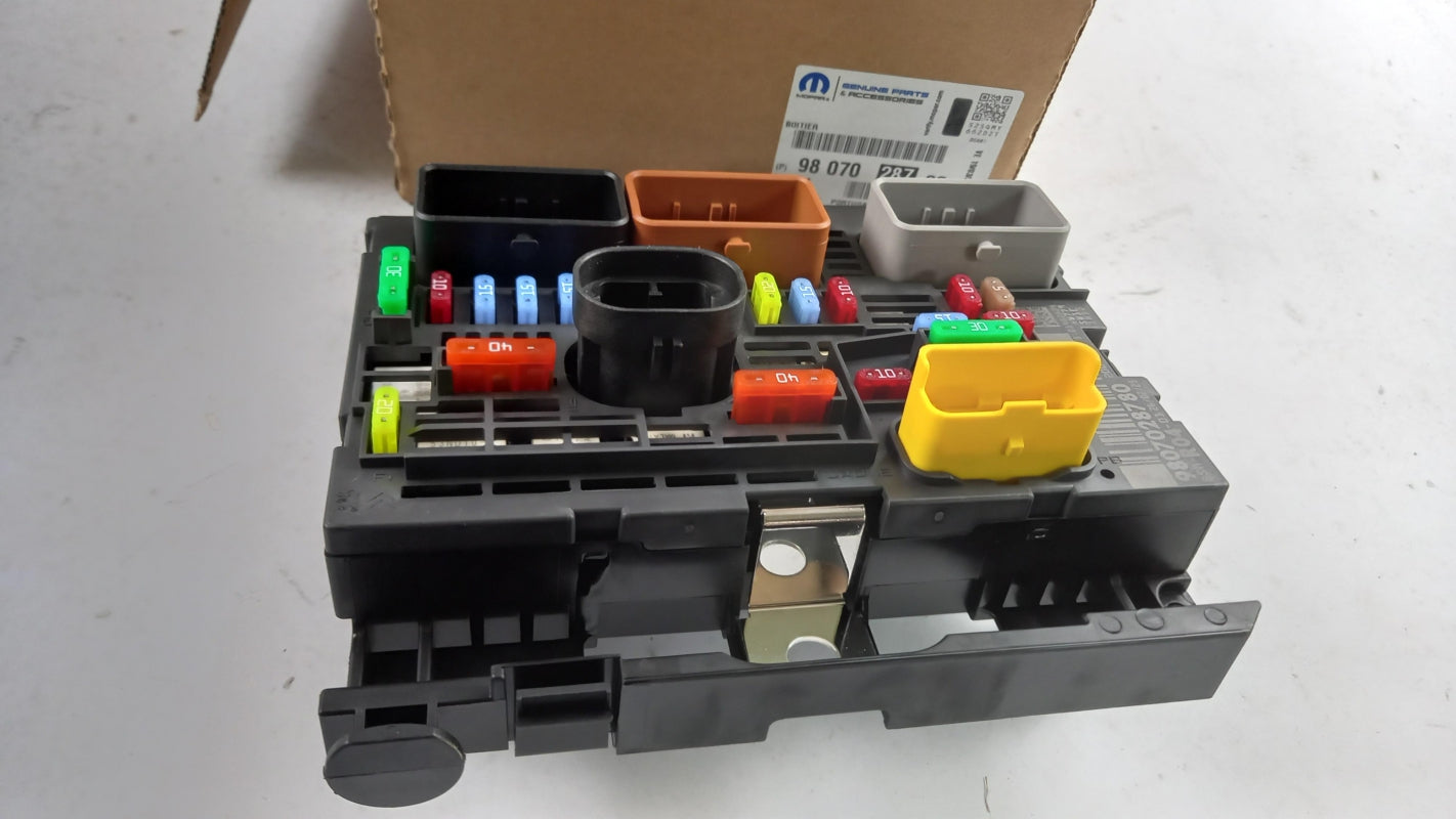 Original CITROEN C4 C8 Jumpy III PEUGEOT 307 607 807 fuse box 9807028780 
