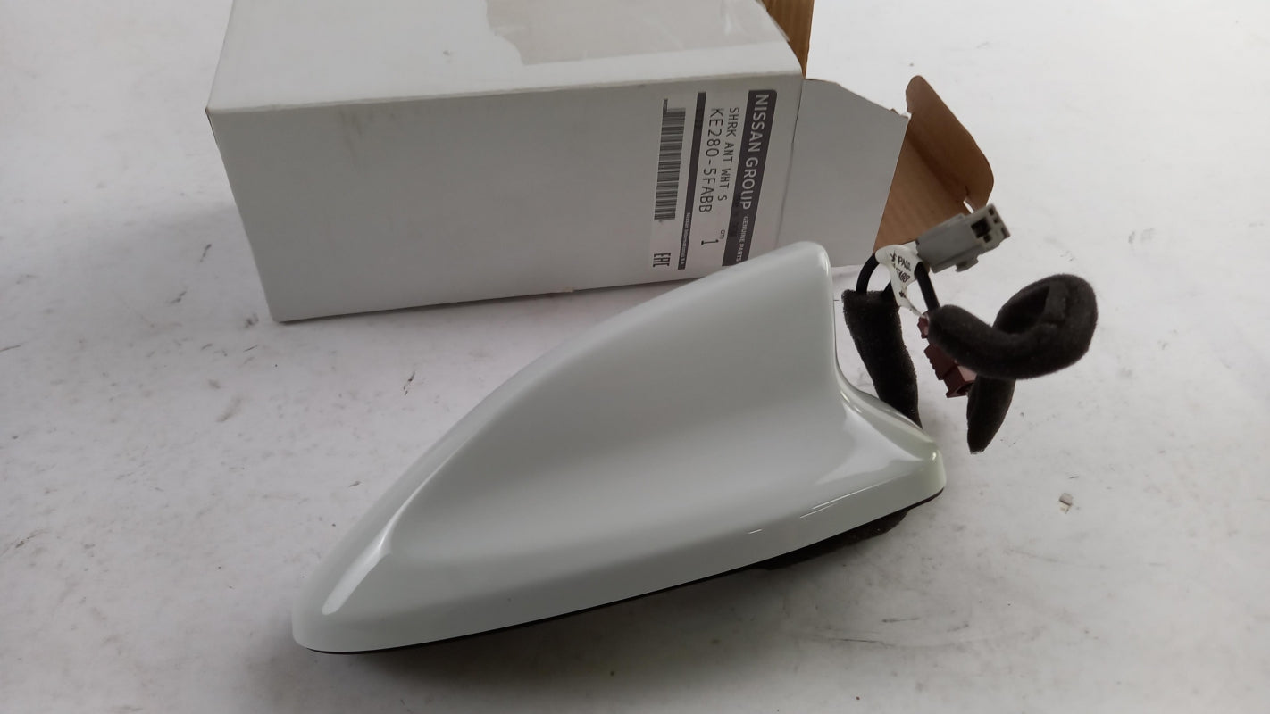 Original NISSAN Micra K14 Antenne mit DAB Solid White KE2805FABB