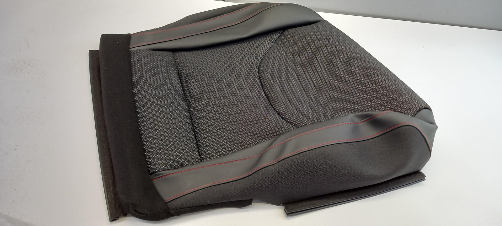 Original SEAT Leon 5F Sitzbezug schwarz/flashrot vorne links 5F0881405FDULI