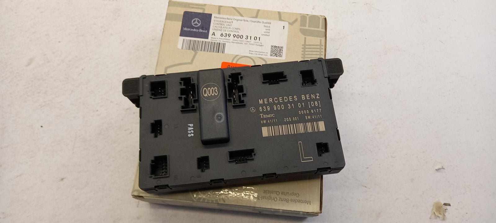 Original MERCEDES-BENZ Vito Viano W639 Türteuergerät vorne links A6399003101