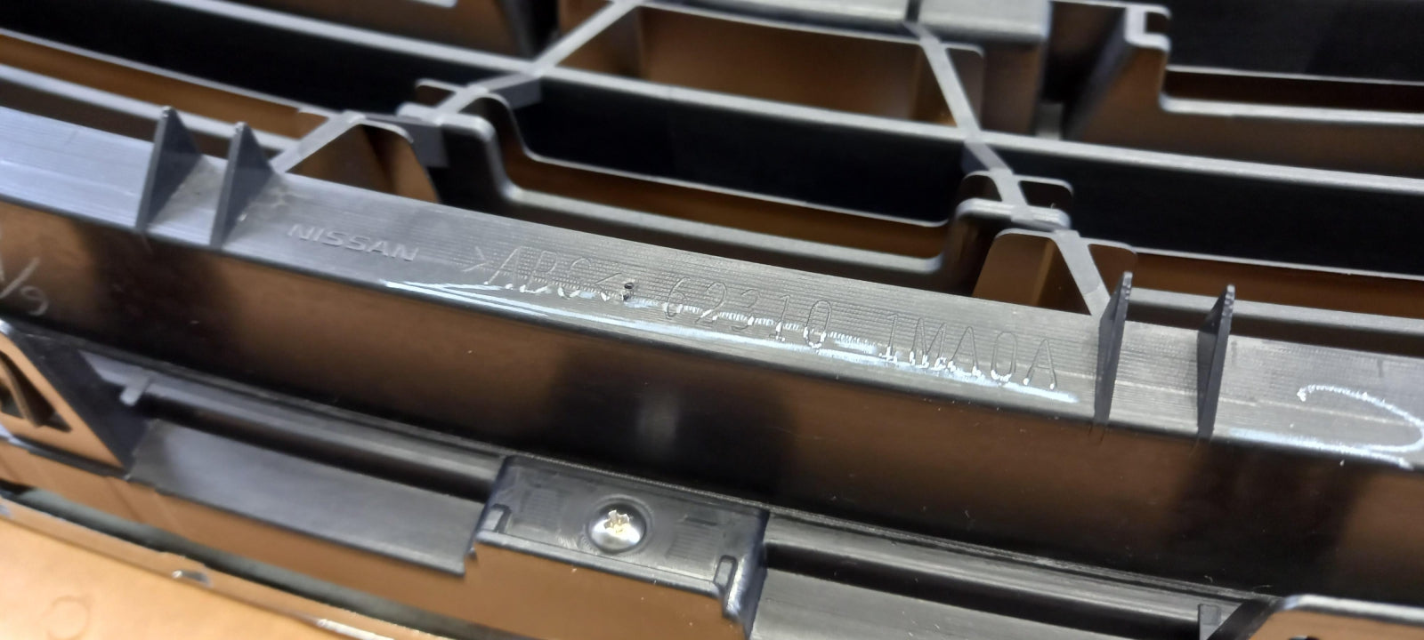 Original OE NISSAN Kühlergitter F23101MF00