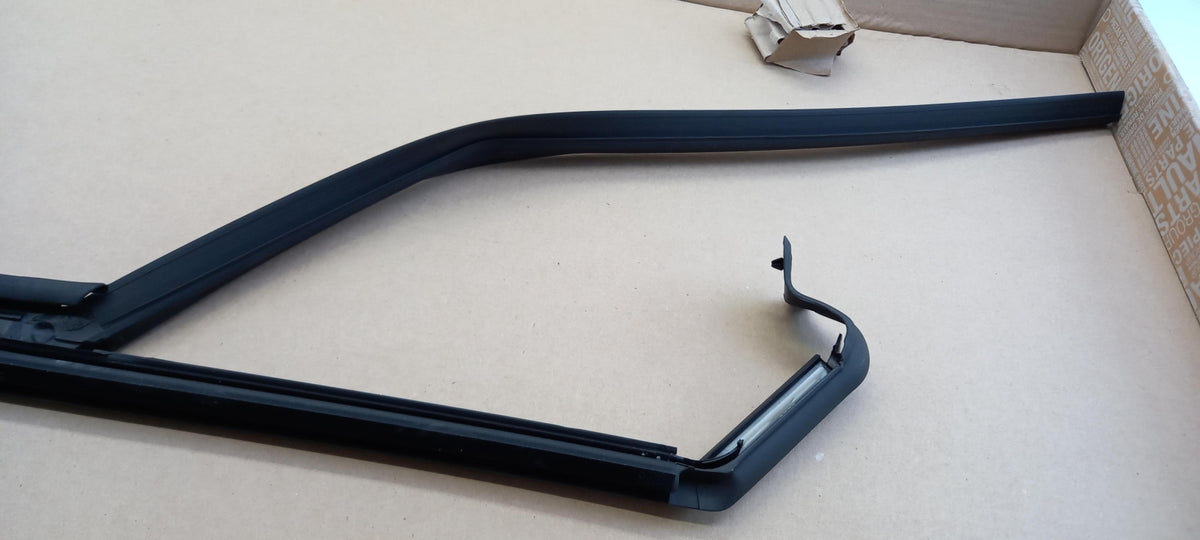Original RENAULT Captur II 2020> Fensterführungsschiene vorne rechts 803302868R