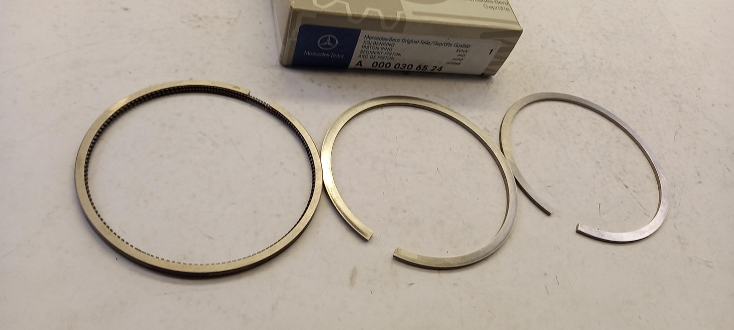 Original MERCEDES-BENZ W115 M115 Kolbenringsatz A0000306524