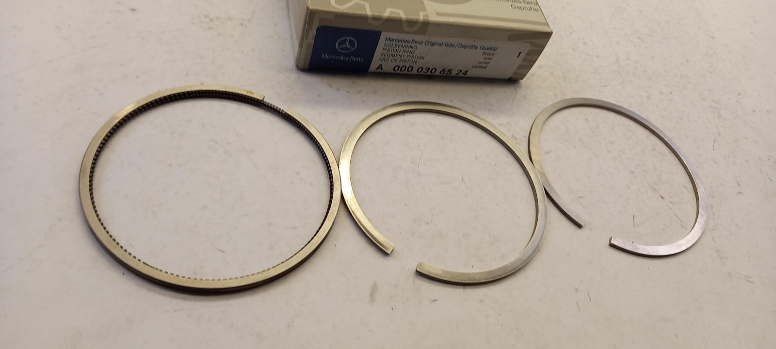 Original MERCEDES-BENZ W115 M115 Kolbenringsatz A0000306524