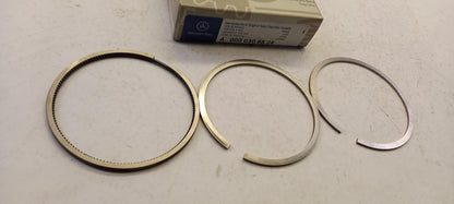 Original MERCEDES-BENZ W115 M115 Kolbenringsatz A0000306524