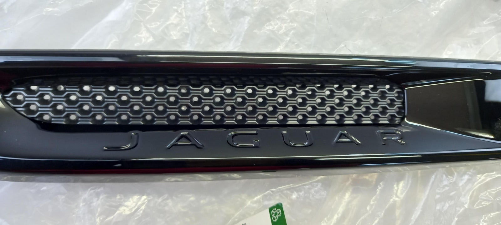 Original JAGUAR XE X760 Frontflügel links Lüftungsfinisher T4N23529