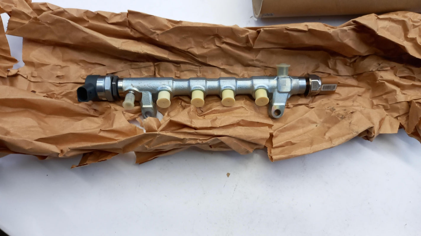 Original AUDI A1 Q3 VW Passat B7 Tiguan 2.0 TDI Kraftstoffverteiler 03L130089J