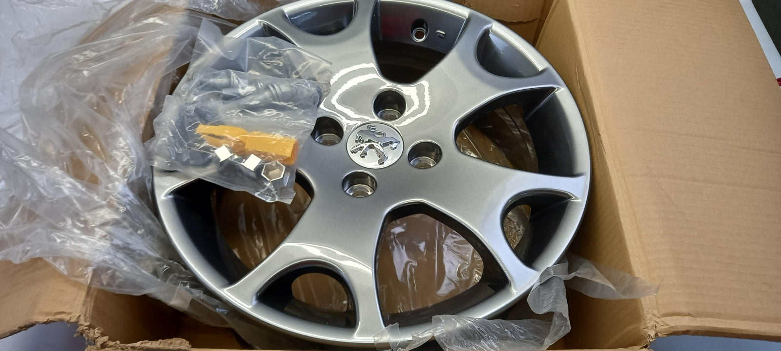 Original PEUGEOT 1007 05-10 Alufelge Eveanys 6Jx16" ET:27 9607E7