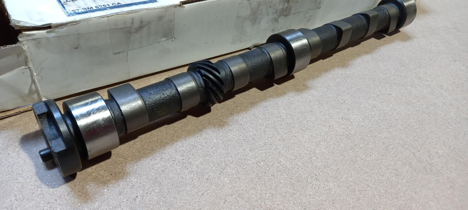 Original FORD Ka Fiesta Escort 1.3L  Nockenwelle 1041777