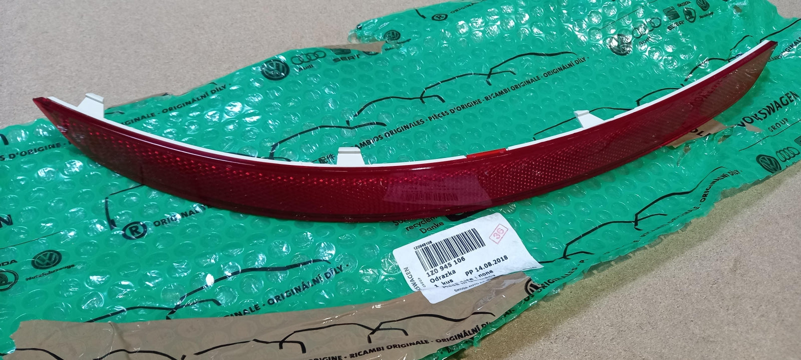 Original OE Volkswagen reflector 1Z0945106 