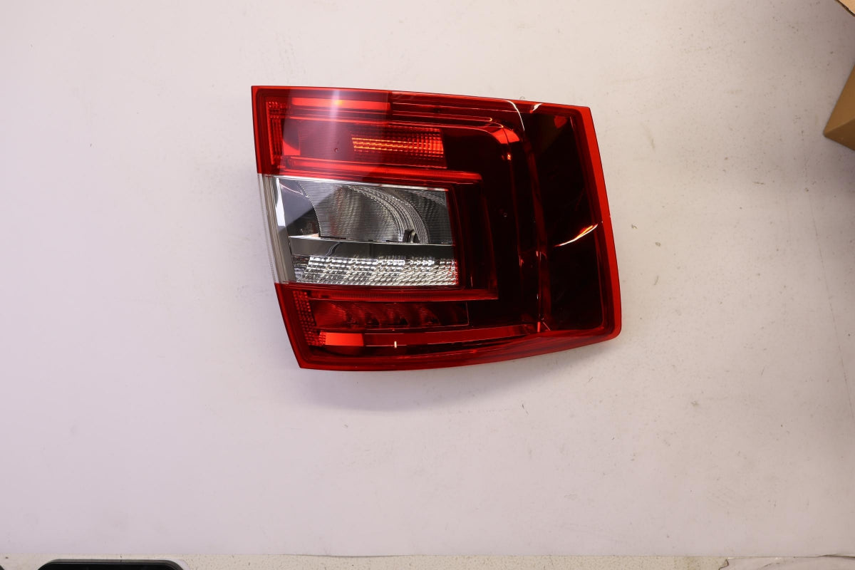 Original OE Volkswagen Heckleuchte 5E9945111B