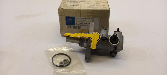Original MERCEDES-BENZ GL X164 ML W164 R W251 Hauptbremszylinder A1644300301