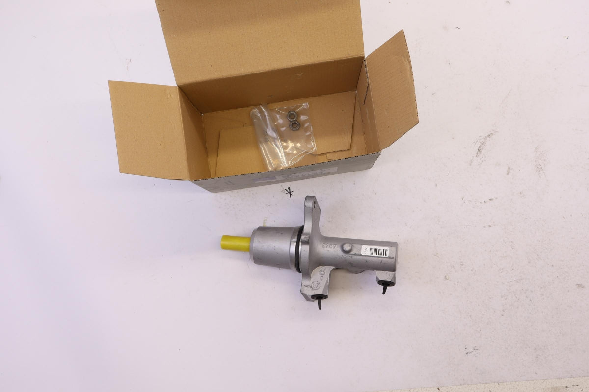 Original MERCEDES-BENZ Sprinter W901-905 Hauptbremszylinder A0004317001