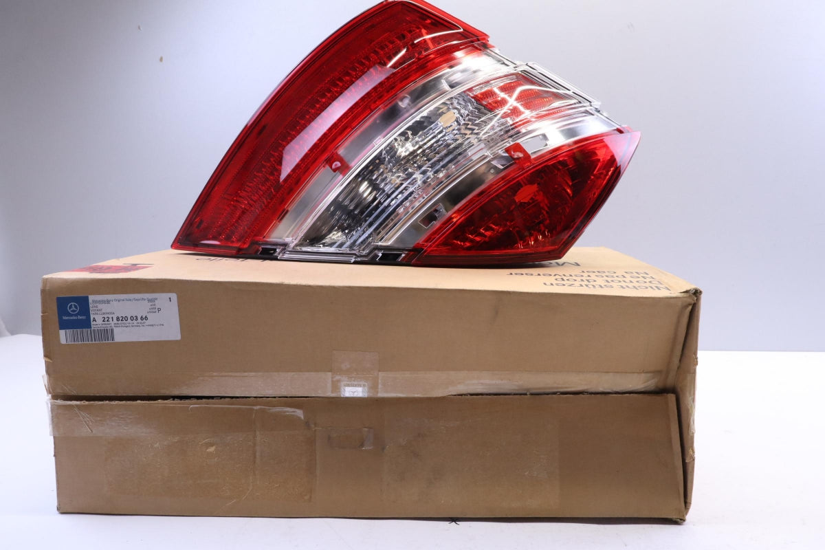 Original OE MERCEDES-BENZ Heckleuchte A2218200366