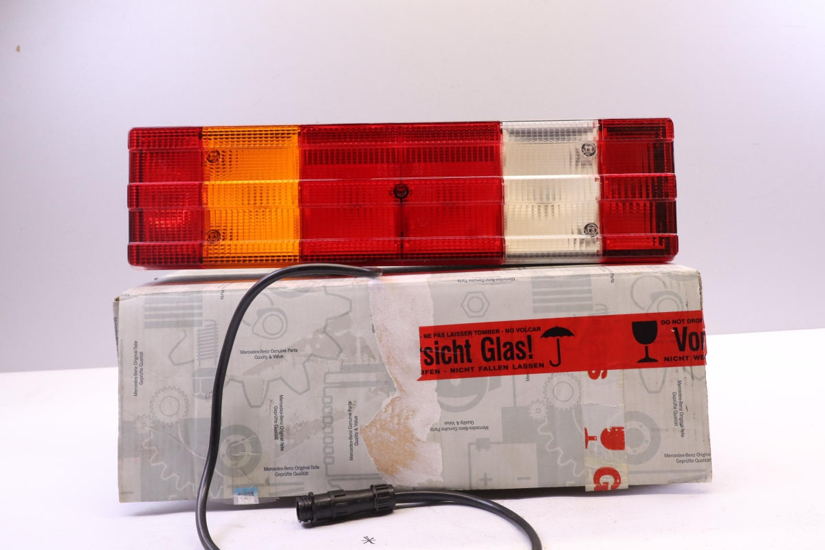 Original MERCEDES-BENZ LKW SK MK Sclußleuchte Heckleuchte links A0015402970