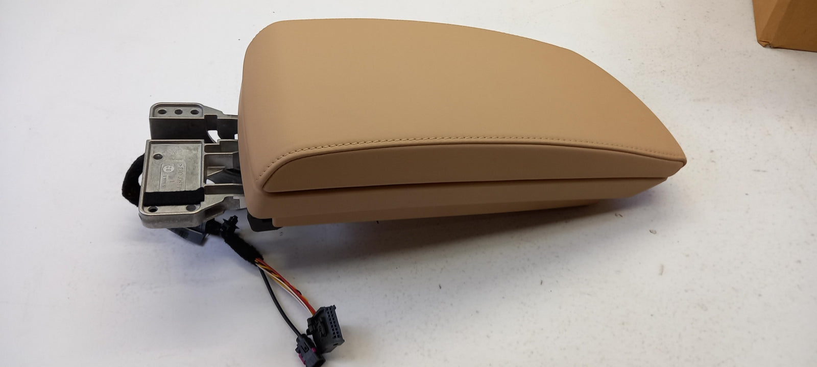 Original BMW X3 E83 LCI Mittelarmlehne Leder sandbeige vorne 51163435762