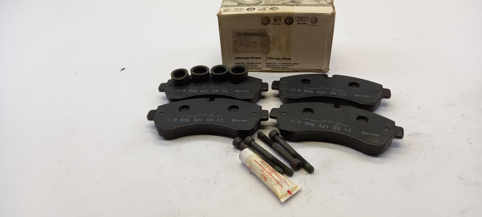 Original VW Crafter '06-'11 Bremsbeläge vorne 2E0698151A