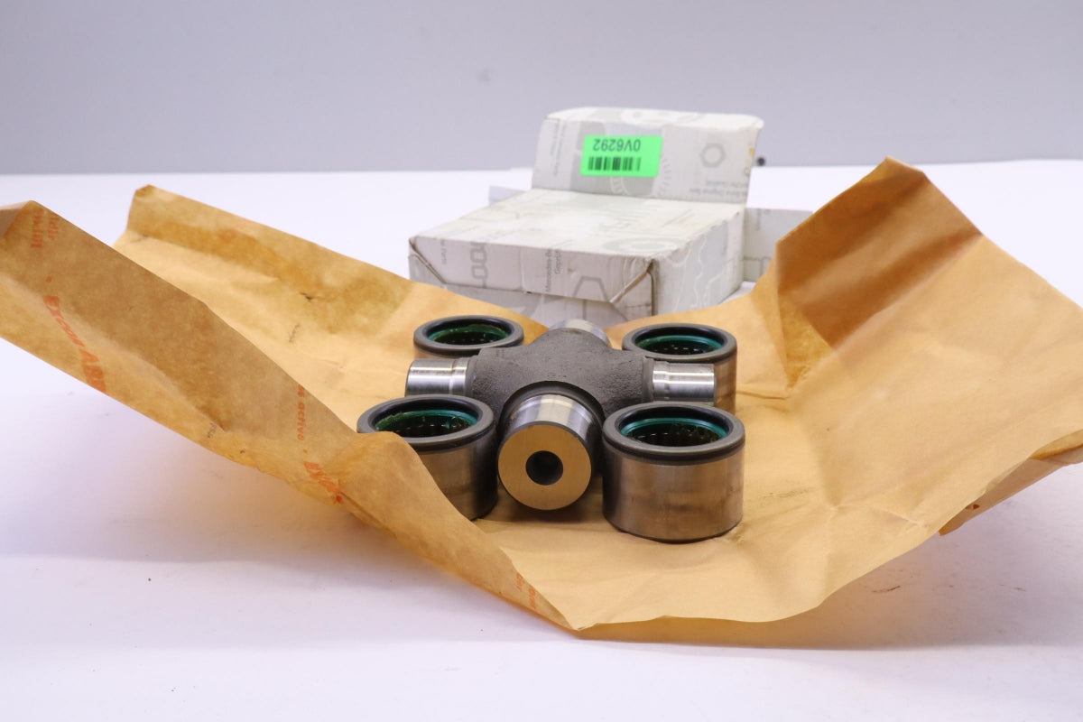 Original MERCEDES-BENZ Atego Kreuzgelenk Kardanwelle Gelenk A9734100031