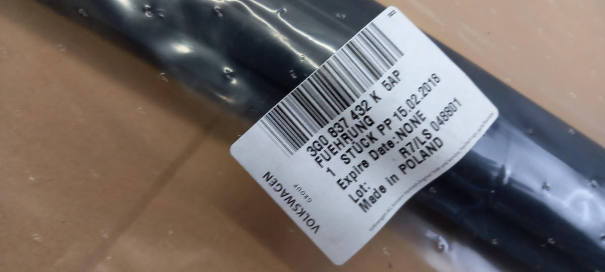 Original VW Passat B8 Fensterführung schwarz vorne rechts 3G0837432K5AP
