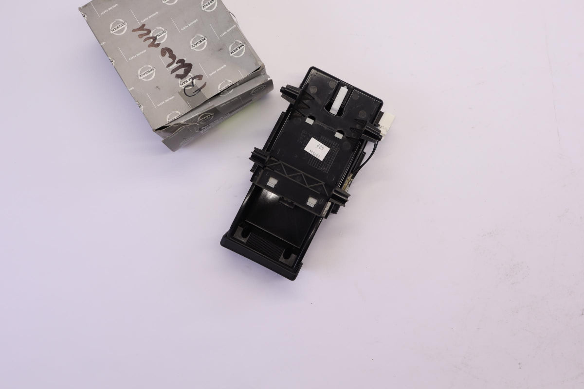 Original OE NISSAN Aschenbecher 68800AV700