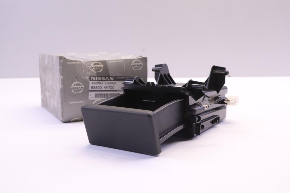 Original OE NISSAN Aschenbecher 68800AV700