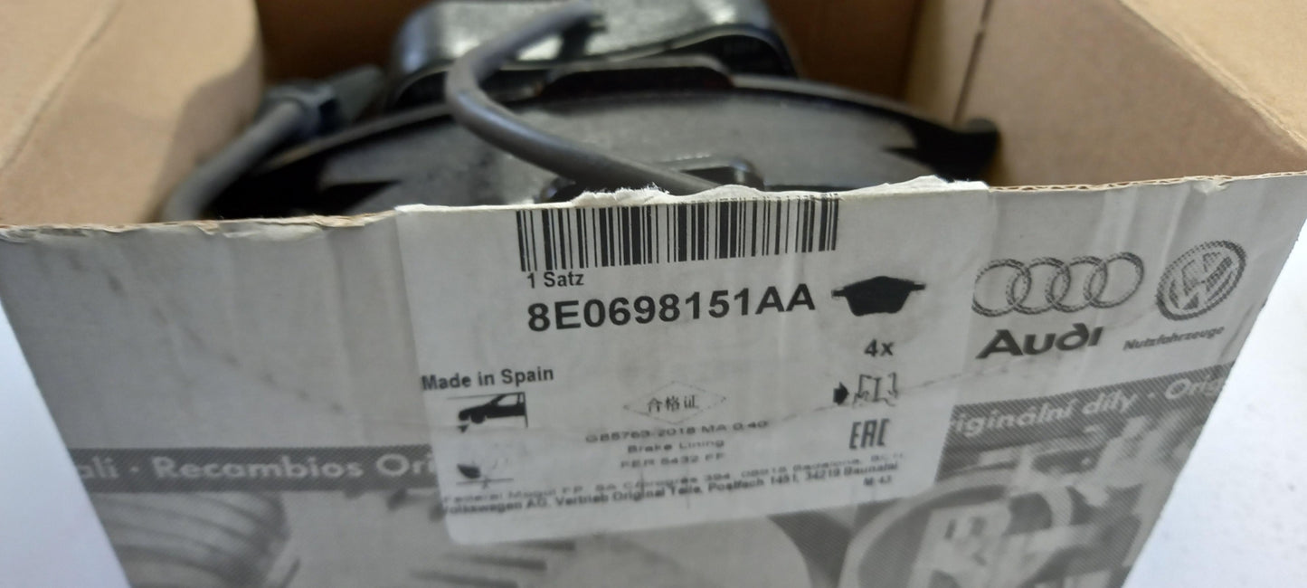 Original OE Volkswagen Bremsbeläge 8E0698151AA