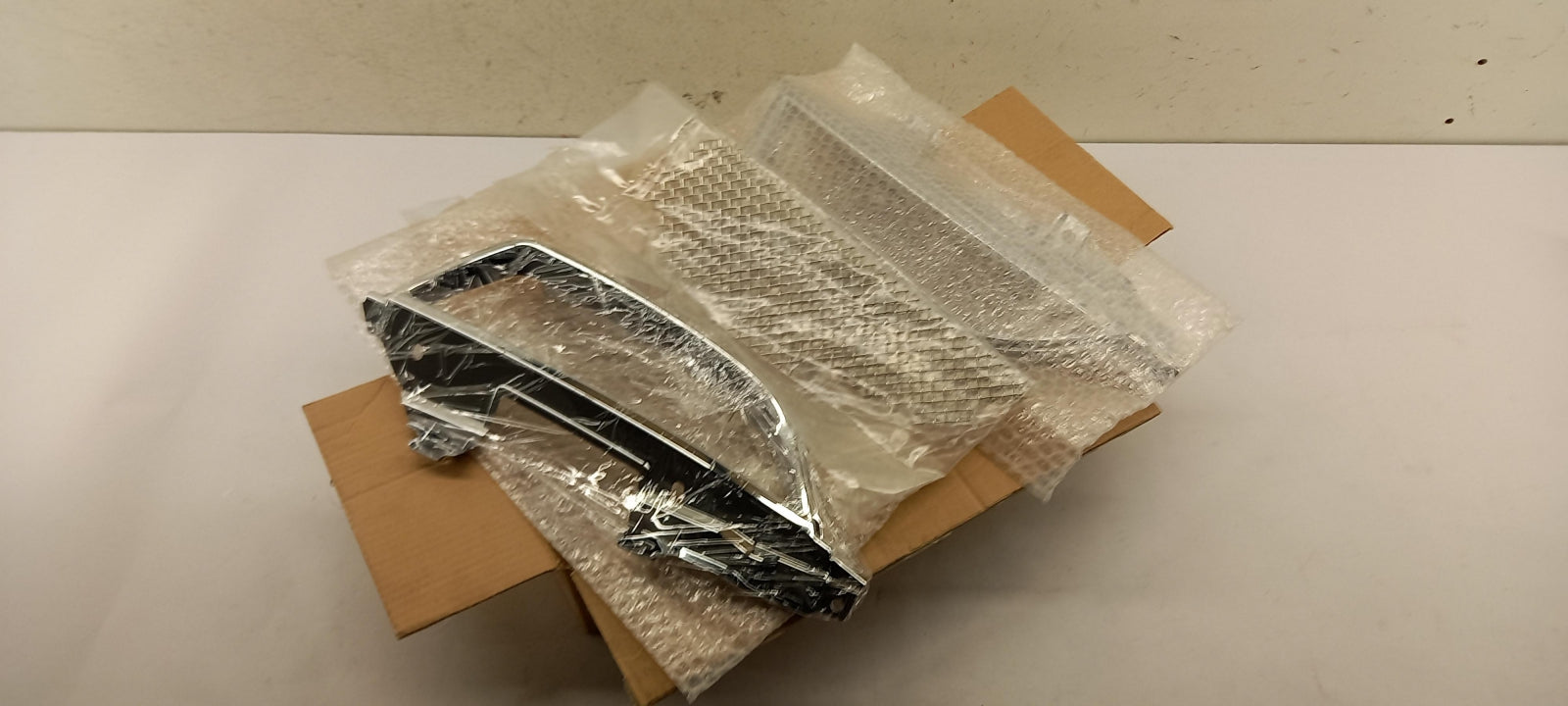 Original OE MITSUBISHI Stoßfänger Lüftungsgitter MZ313697