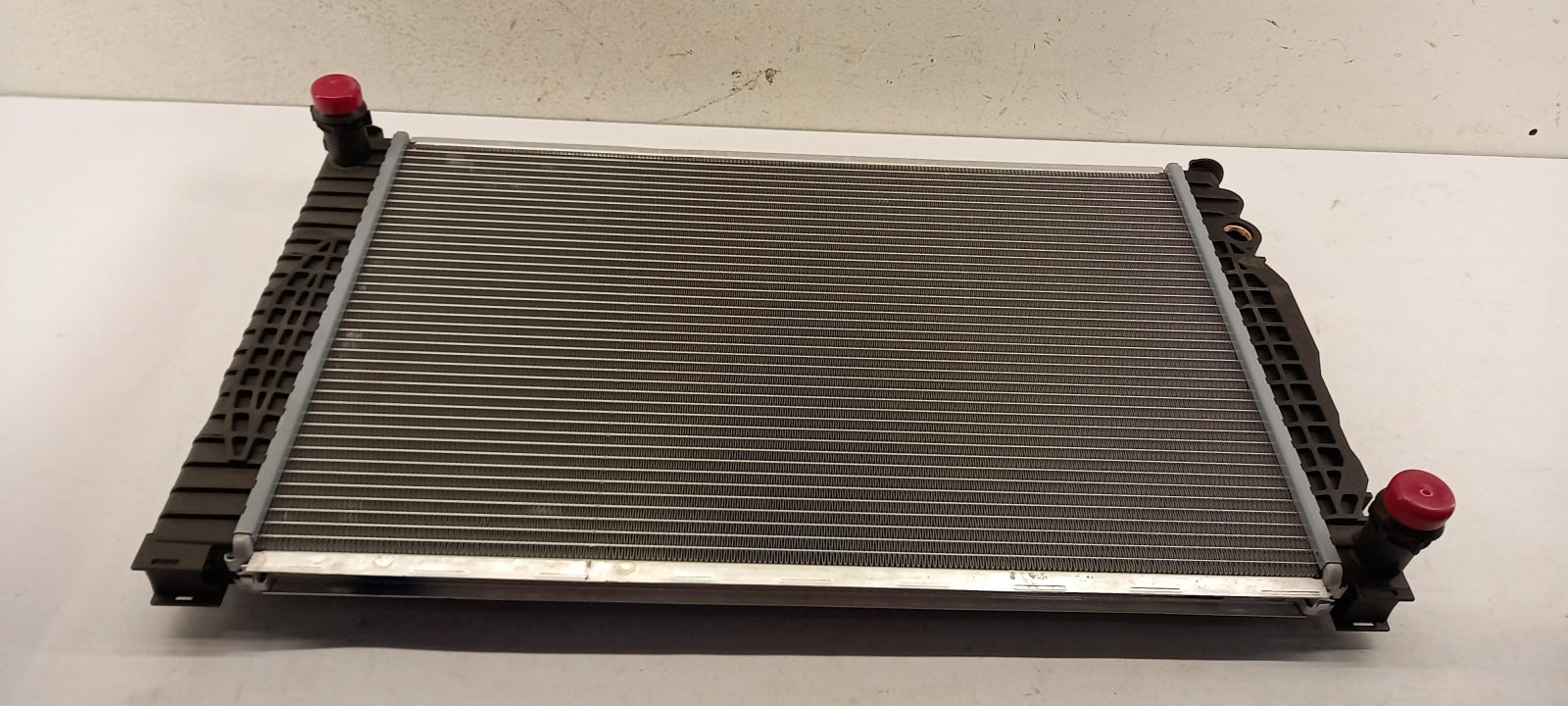 Original OE Volkswagen Wasserkühler 8D0121251N