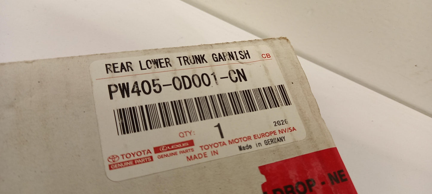 Original TOYOTA Yaris Hybrid Heckklappe Zierleiste Carbon PW4050D001CN