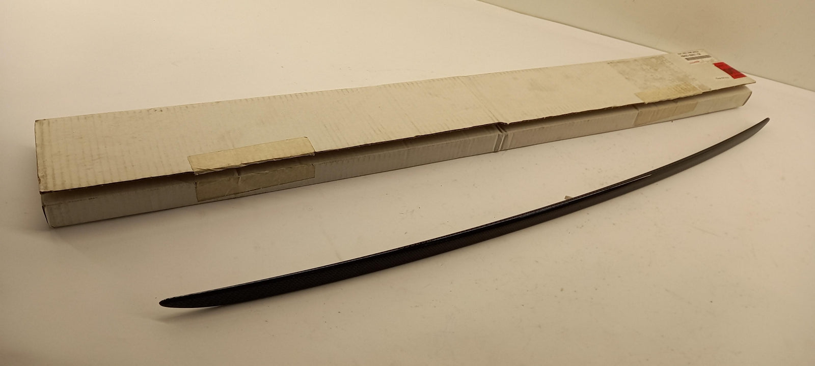 Original TOYOTA Yaris Hybrid Heckklappe Zierleiste Carbon PW4050D001CN