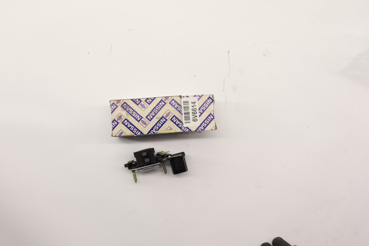 Original OE NISSAN Generatorregler 2352805E06