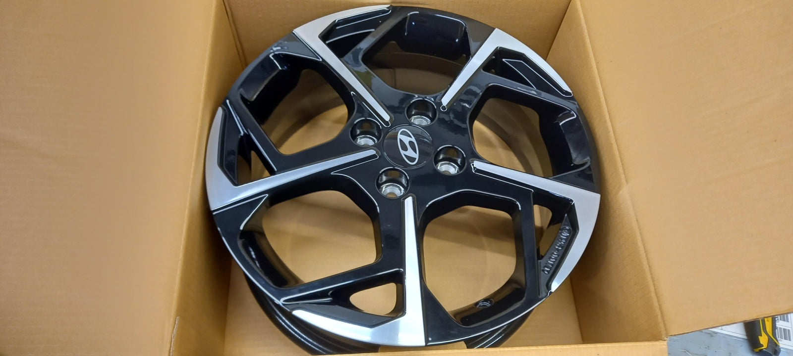 Original OE HYUNDAI/KIA Felge Q0400ADE06BC