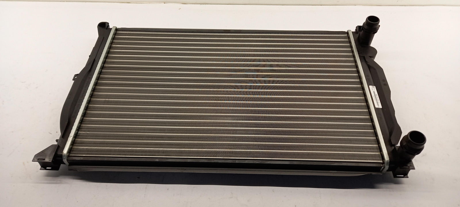 Original OE Volkswagen Wasserkühler 8D0121251AT