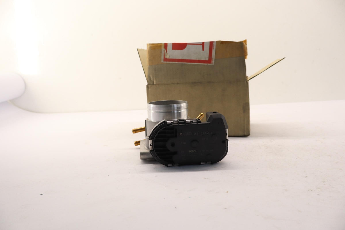 Original VW Passat B5 AUDI A4 B5 Drosselklappe 1.8 06B133062E