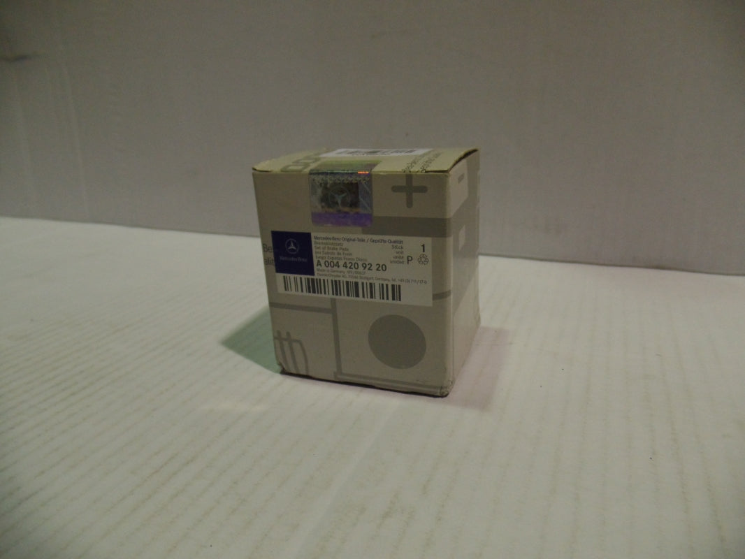 Original MERCEDES-BENZ E-Klasse W210 Bremsbeläge Satz Hinten A0044209220