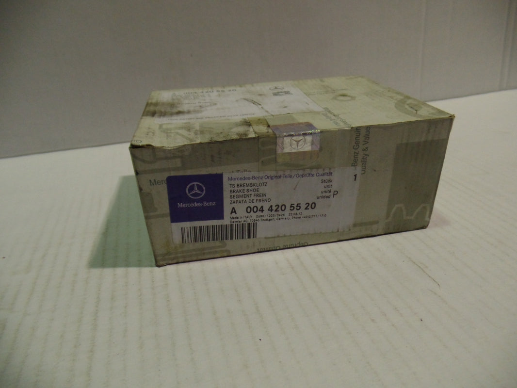 Original MERCEDES-BENZ W901-W905 Sprinter Bremsbeläge vorne A0044205520
