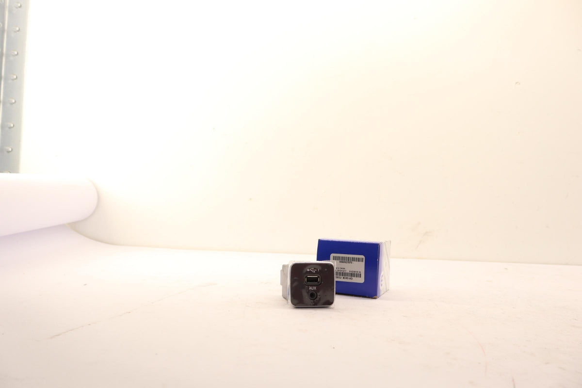 Original OE FIAT USB/AUX Buchse K5XG28DX9AD