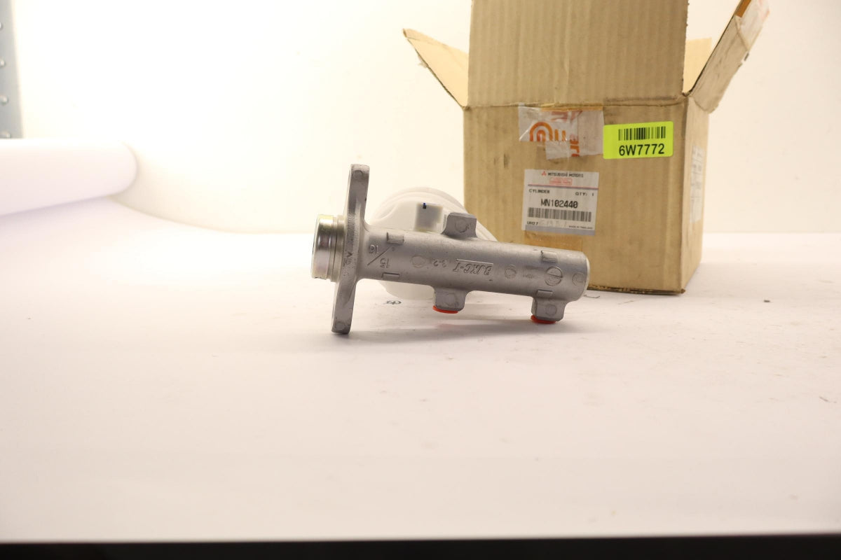 Original OE MITSUBISHI Hauptbremszylinder MN102440