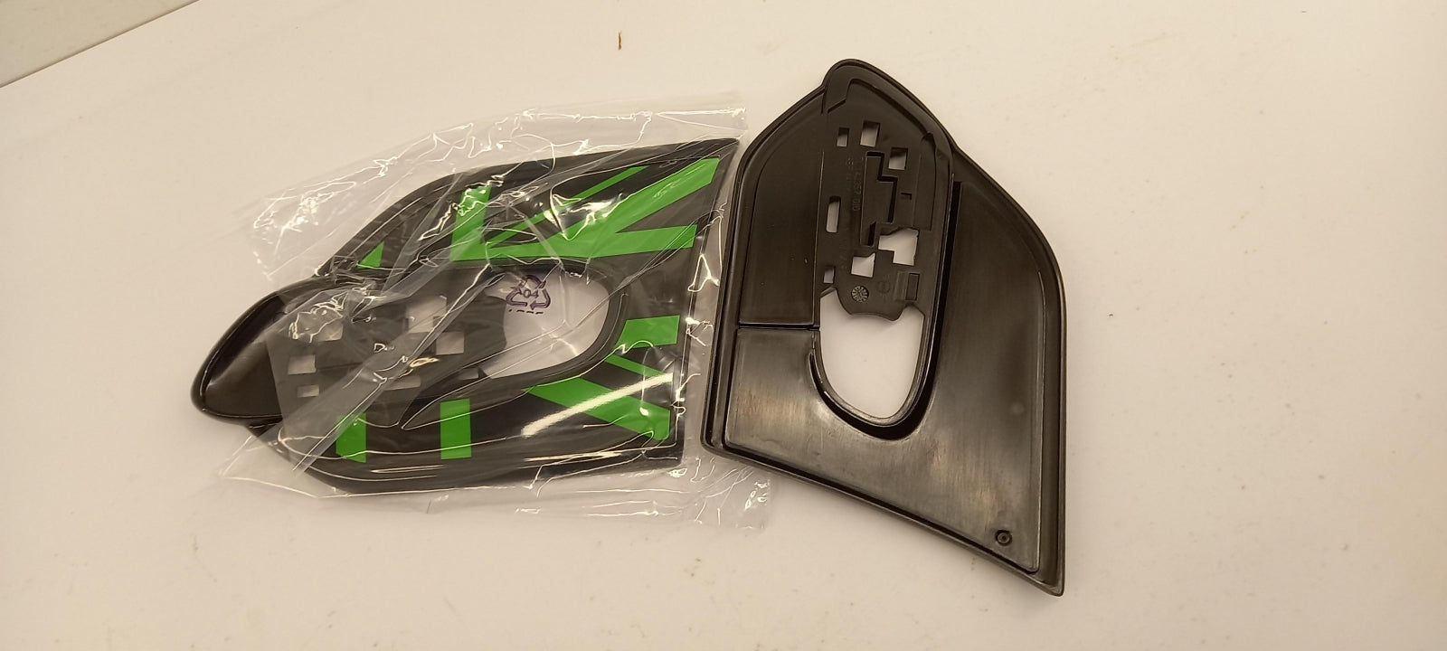 Original MINI F55 F56 F57 Seitenwand Zierblende MINI RAY green 51132410445