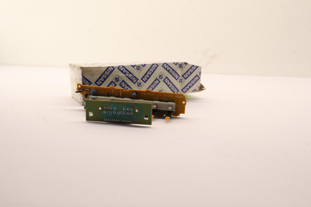 Original OE NISSAN Verstärker 2751299J00