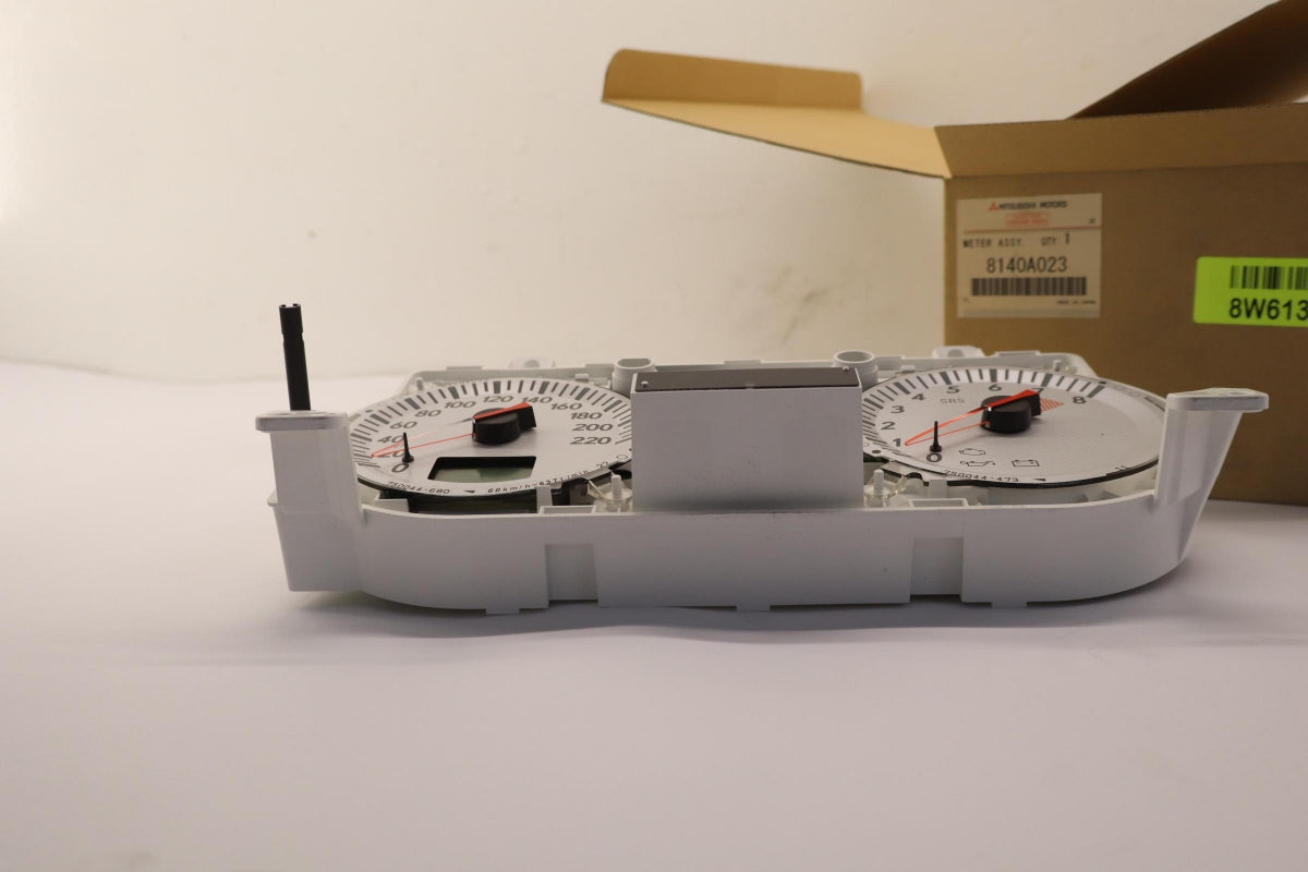 Original OE MITSUBISHI Kombiinstrument 8140A023