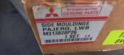 Original OE MITSUBISHI Türzierleisten Satz M313828P26